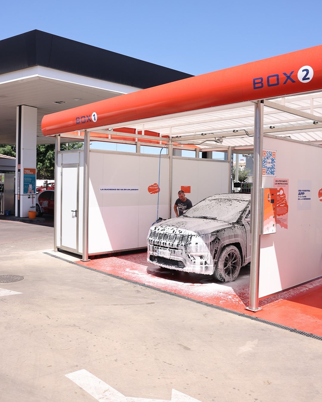 Box de lavado PureWash con un coche enjabonado