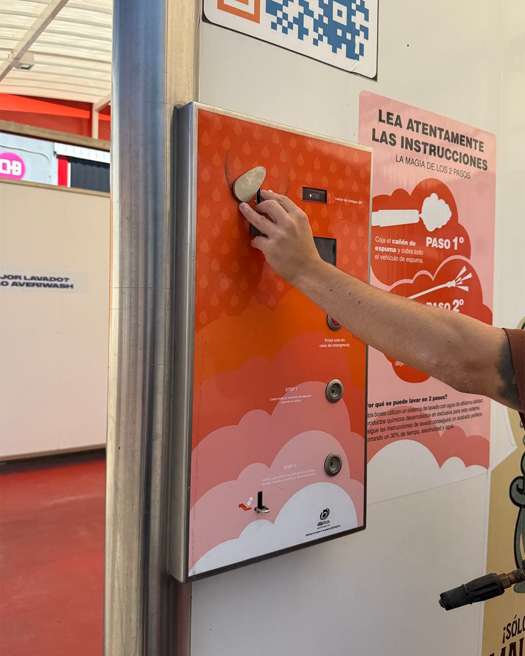 Panel de instrucciones en un box PureWash