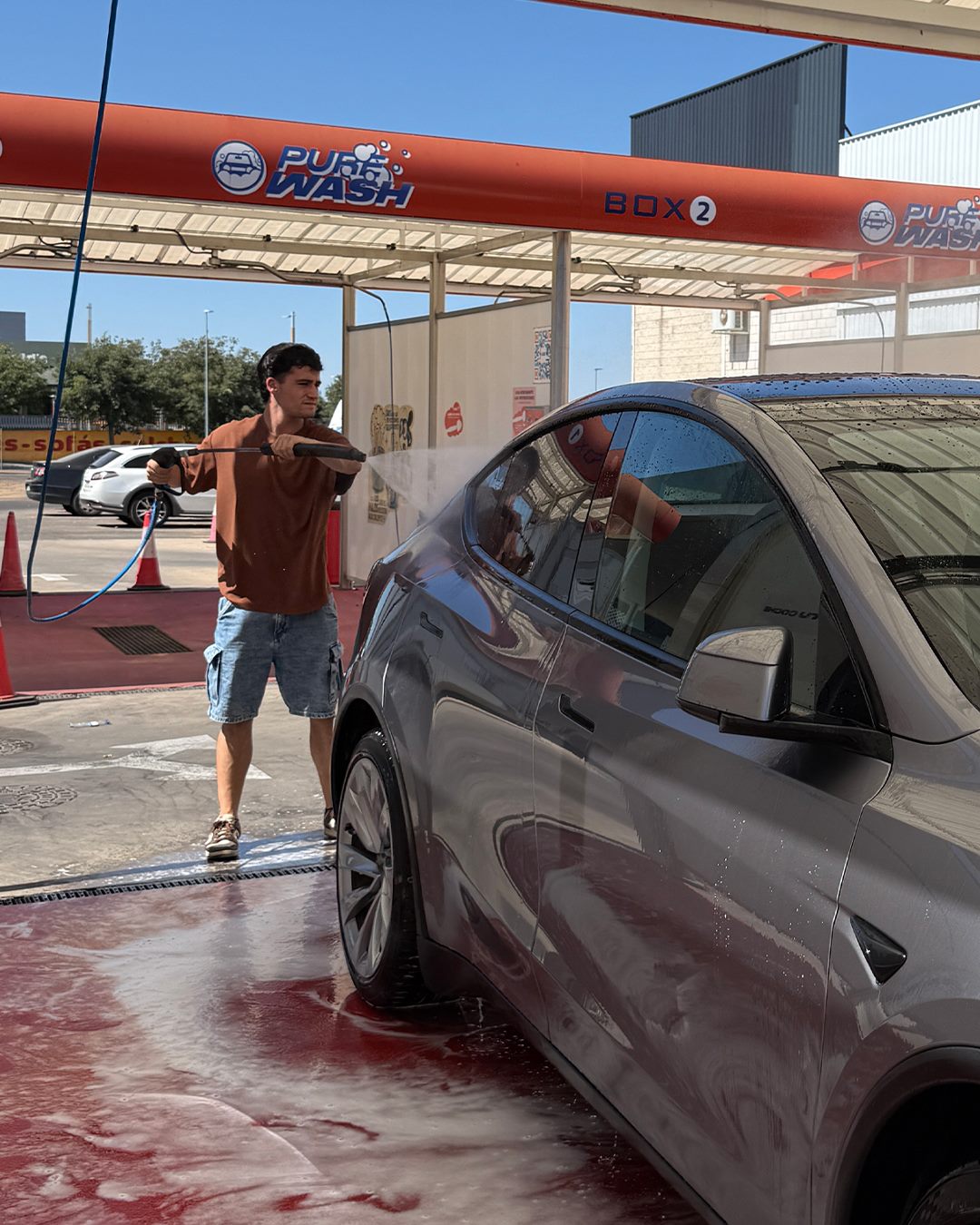 Cliente aclarando su coche