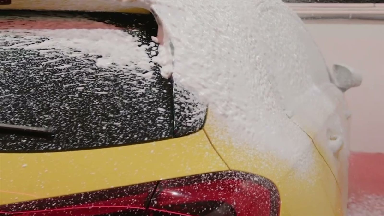 Espuma sobre la zaga del Mercedes Clase A amarillo