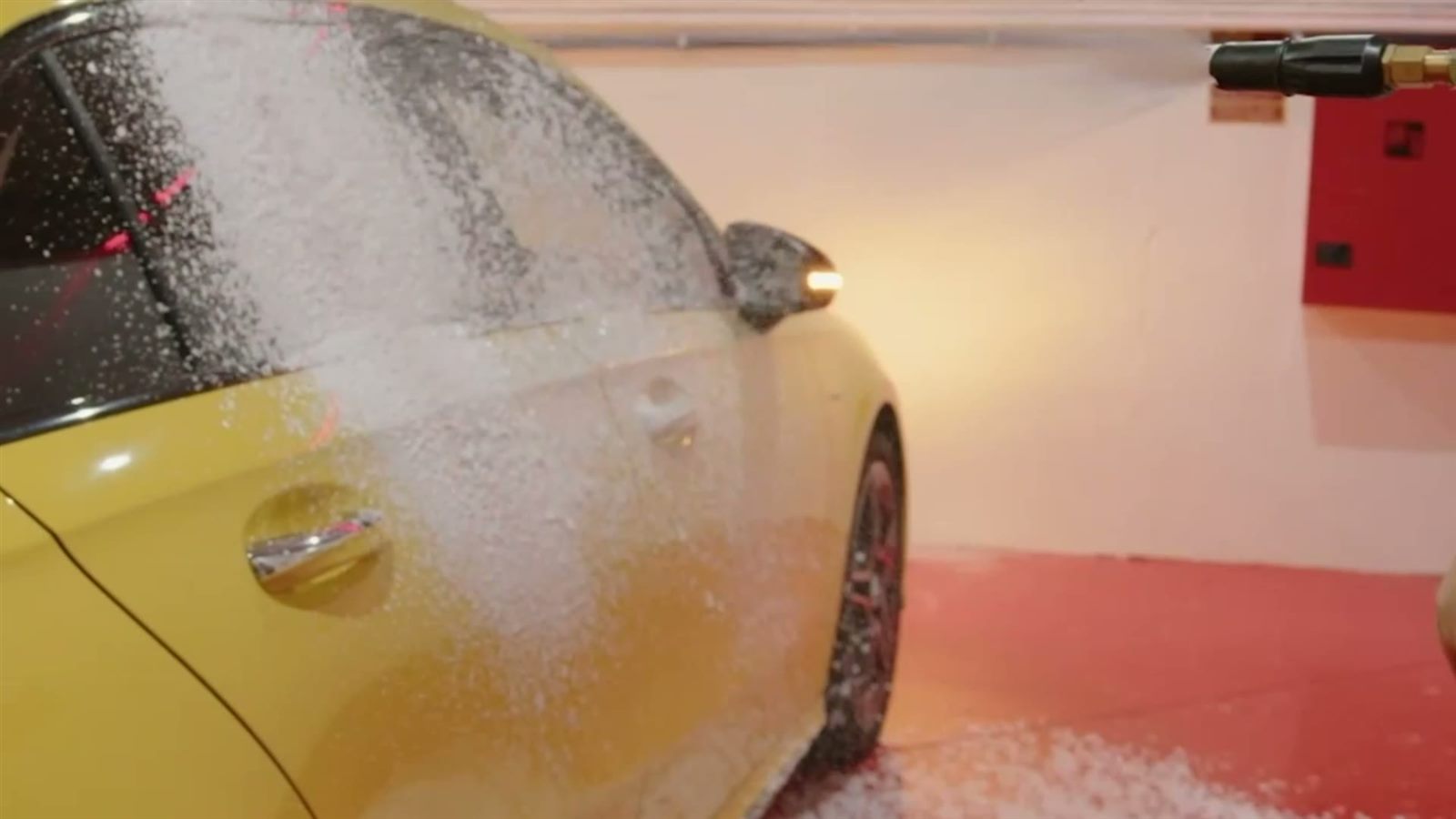 Nuestro Mercedes Clase A amarillo cubriéndose de espuma